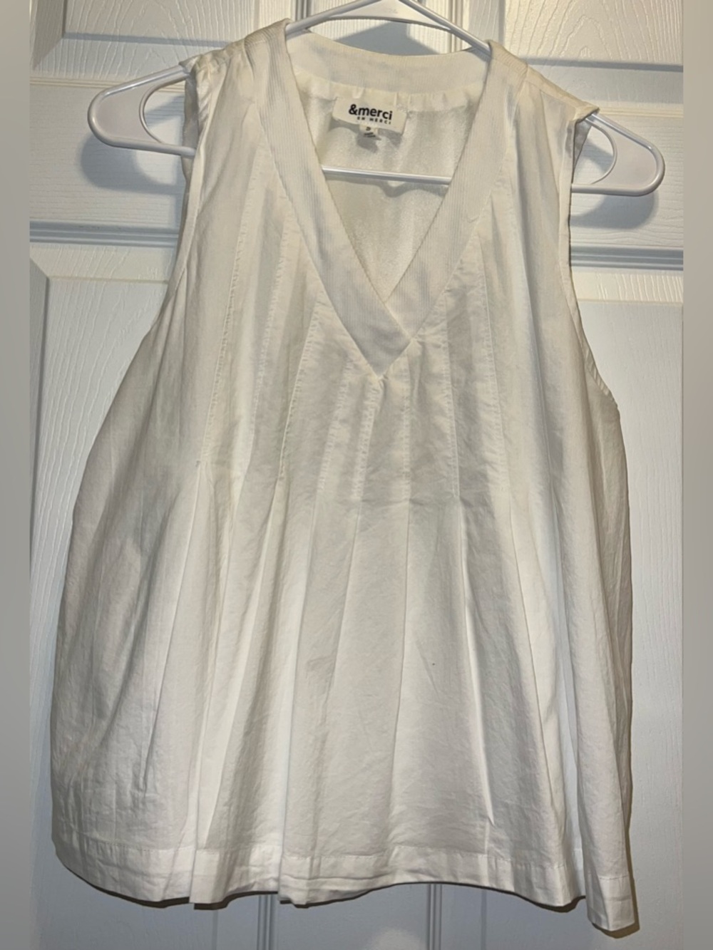 Small White Sleeveless V-Neck Pleated Women's Top